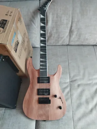 Guitarra Jackson JS22 y Amplificador Boss Katana 3