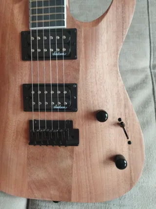 Guitarra Jackson JS22 y Amplificador Boss Katana 3