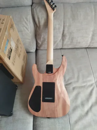 Guitarra Jackson JS22 y Amplificador Boss Katana 3