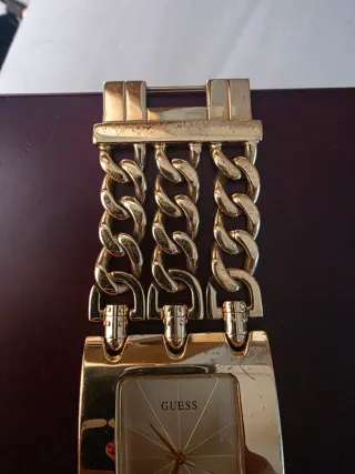 Reloj Guess Dorado Cadena