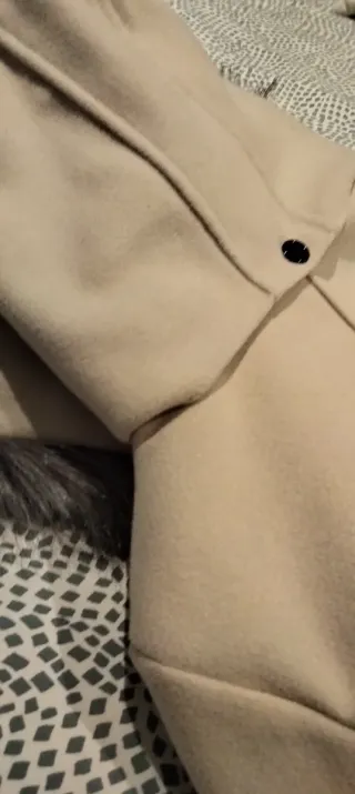 Abrigo beige con capucha y cinturón