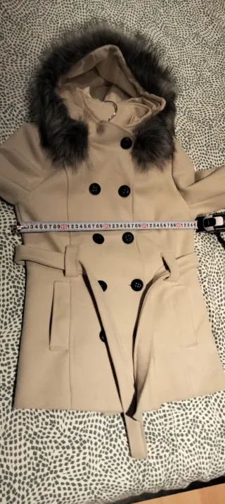 Abrigo beige con capucha y cinturón