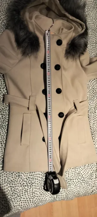 Abrigo beige con capucha y cinturón
