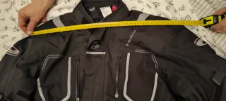 Cazadora de moto negra