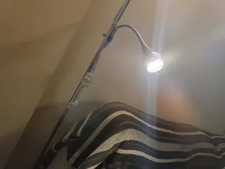 Lámpara de pie doble plateada y blanca