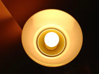 Lámpara de pie doble plateada y blanca