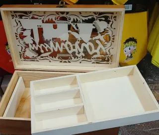 Caja de moños de madera tallada