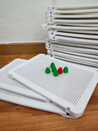 Juego de pinchos y pizarra Miniland