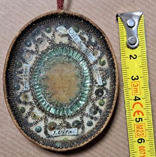 Antiguo relicario decorado con hilo de oro, S. XIX