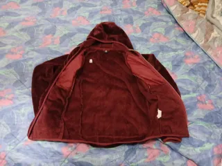 Chaqueta granate con capucha de Boriken