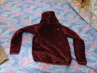 Chaqueta granate con capucha de Boriken
