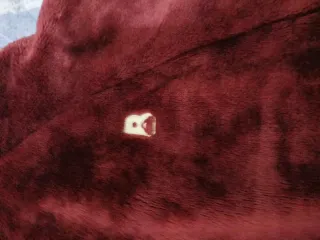 Chaqueta granate con capucha de Boriken