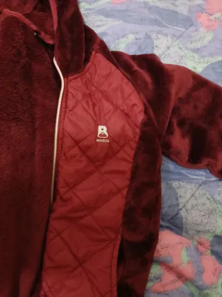 Chaqueta granate con capucha de Boriken
