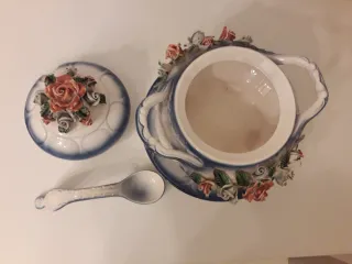 Olla sopera con plato y cuchara