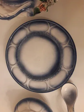 Olla sopera con plato y cuchara