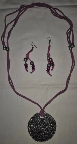 Colgante y pendientes.