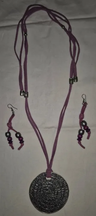 Colgante y pendientes.