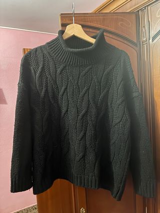 Jersey negro cuello alto tejido