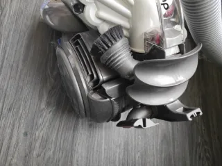 Aspiradora Dyson DC 32 con Manguera y Cepillo