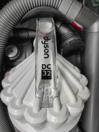 Aspiradora Dyson DC 32 con Manguera y Cepillo
