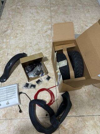 Patinete Eléctrico Negro con Casco