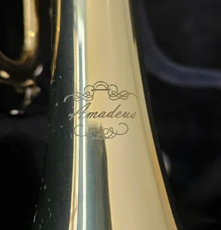 Trompeta Amadeus SIb. Lacado dorado.
