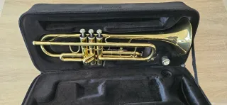 Trompeta Amadeus SIb. Lacado dorado.
