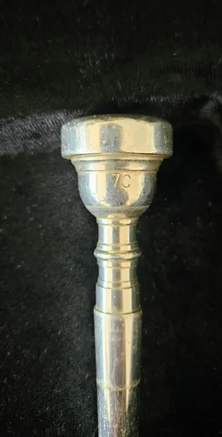 Trompeta Amadeus SIb. Lacado dorado.