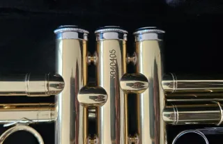 Trompeta Amadeus SIb. Lacado dorado.