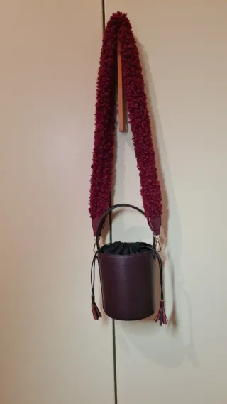 Borsa secchiello in pelle borgogna con tracolla