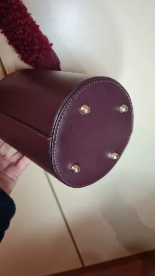 Borsa secchiello in pelle borgogna con tracolla