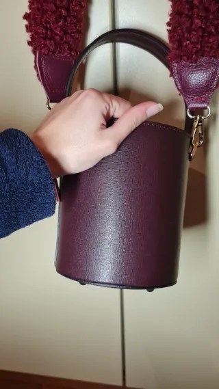 Borsa secchiello in pelle borgogna con tracolla