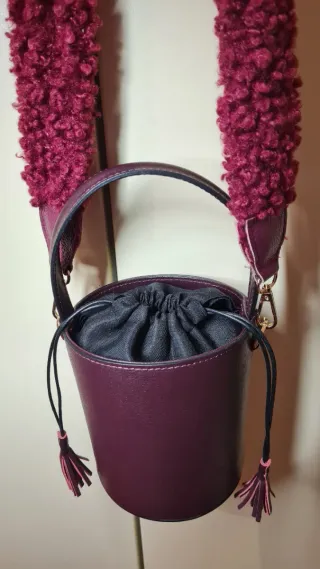 Borsa secchiello in pelle borgogna con tracolla