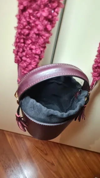 Borsa secchiello in pelle borgogna con tracolla