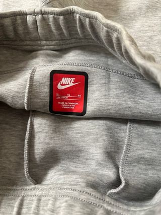 Pantalón Nike Tech Gris