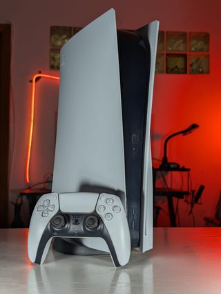 Playstation 5 (PS5) con controller e cavi