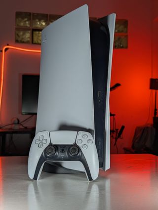 Playstation 5 (PS5) con controller e cavi