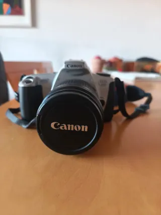 Cámara Canon plata y negra