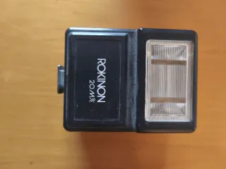 Cámara Canon plata y negra