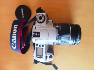 Cámara Canon plata y negra