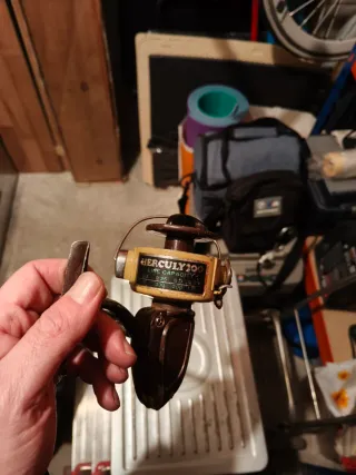 Carrete de pesca Herculy No. 99 y sagarra.