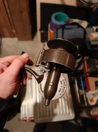 Carrete de pesca Herculy No. 99 y sagarra.