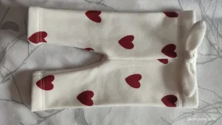 Pantalón bebé blanco con corazones rojos