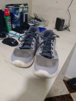 Zapatillas Kalenji grises y blancas