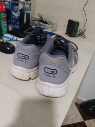 Zapatillas Kalenji grises y blancas