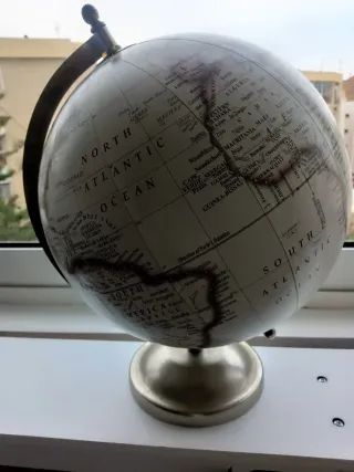 Globo terráqueo con indicador de hora mundial