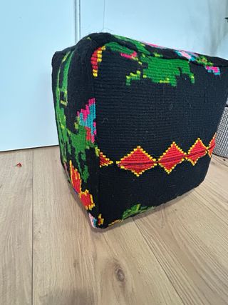 Pouf lana nero con fiori colorati