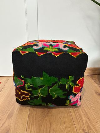Pouf lana nero con fiori colorati
