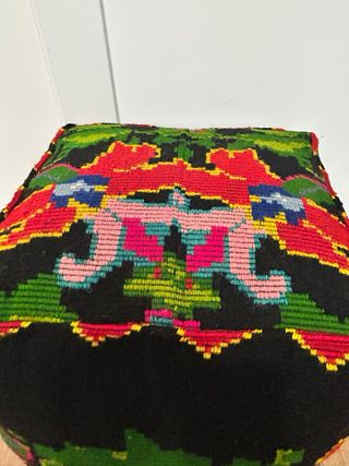 Pouf lana nero con fiori colorati