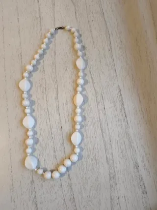 Collar de perlas blancas